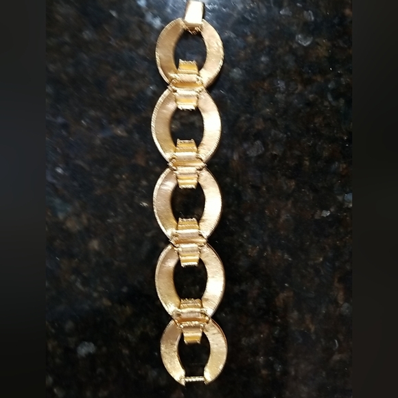 Vintage Crown TRIFARI "Circes Oval" Goldtone Bracelet - Picture 3 of 5